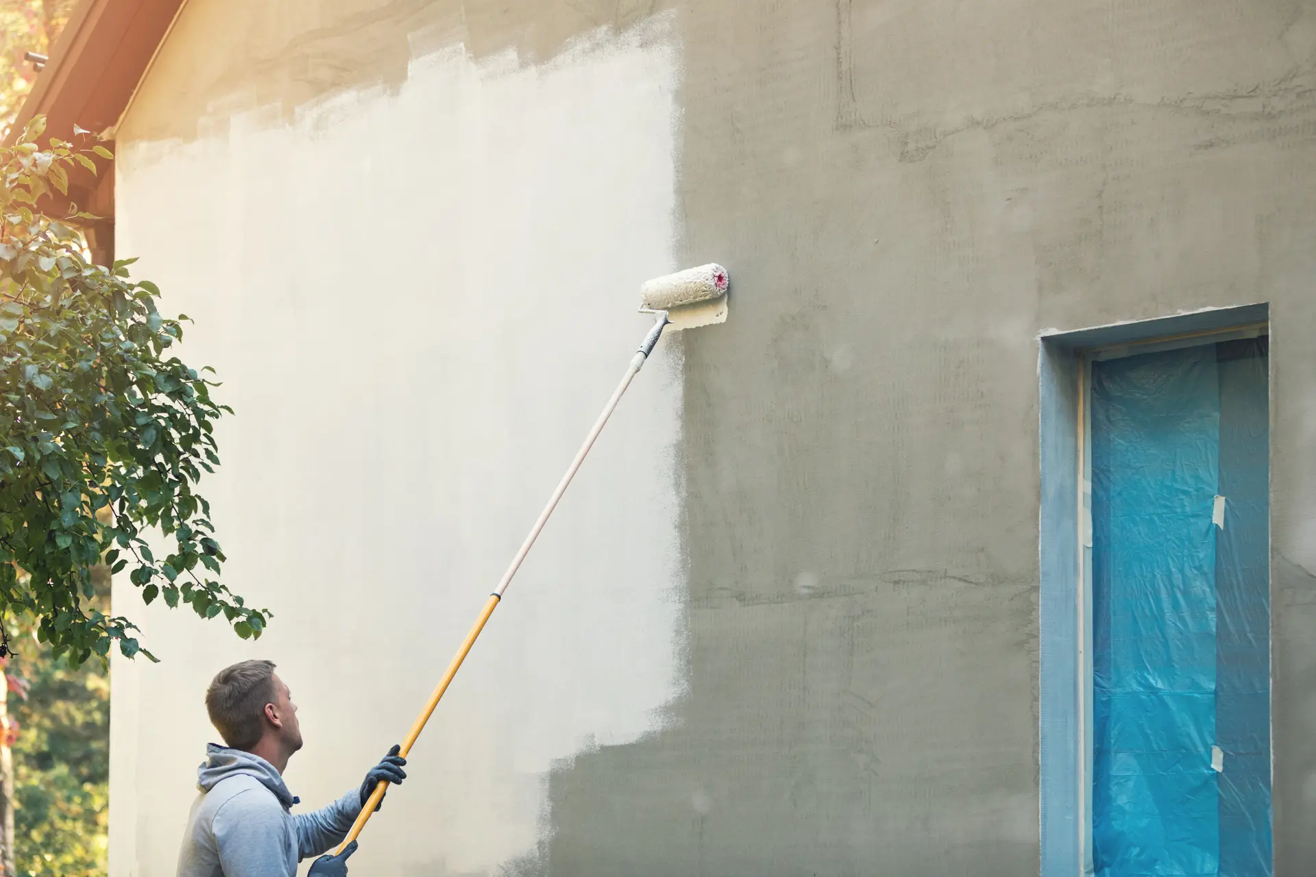 Pintor trabajando en una fachada en Albacete